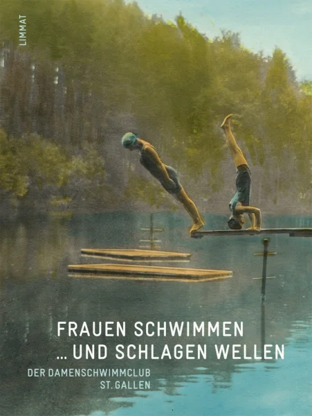 Frauen schwimmen … und schlagen Wellen